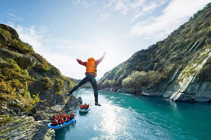 Experience the breathtaking Kawarau River where adventure awaits! Cliff jumping stunning landscapes and the thrill of whitewater rapids create unforgettable memories in New Zealand’s iconic gorge.